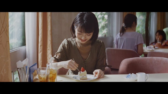 浜辺美波/CMより(提供画像)