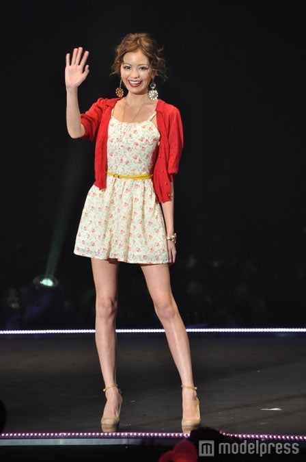 今年の春は「東京ガールズコレクション」にも初登場。25000人の歓声に笑顔で応える矢野未希子