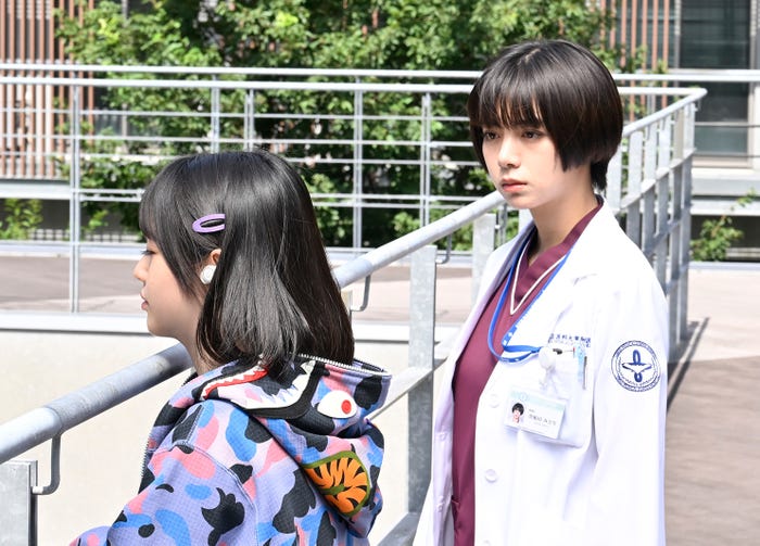 池田エライザ「祈りのカルテ 研修医の謎解き診察記録」第1話より(C)日本テレビ