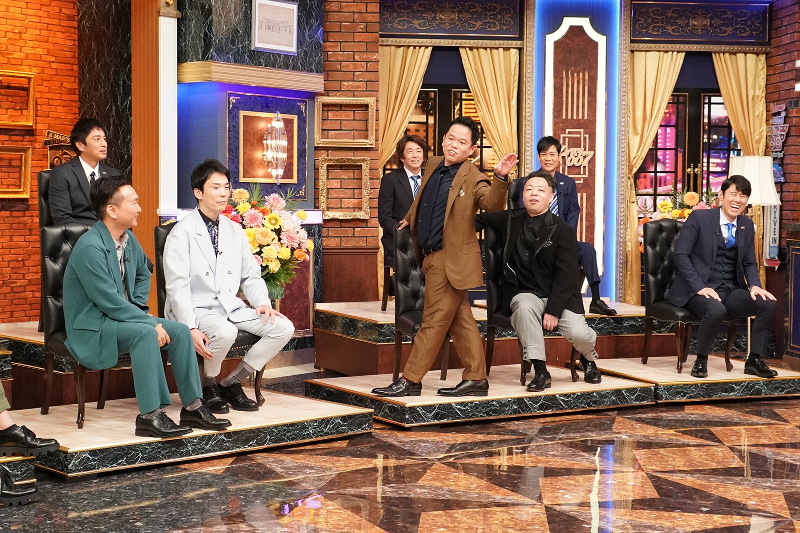 （前段左から）かまいたち（山内健司、濱家隆一）、ダイアン（津田篤宏、ユースケ）、原田泰造（後段左から）徳井義実、堀内健、名倉潤 （C）日本テレビ