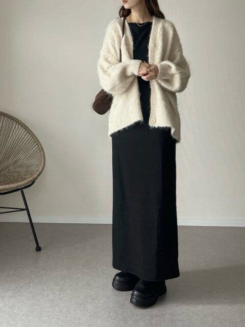 ふんわり素材で今っぽモノトーンコーデ 2025秋冬女性ふんわり素材で今っぽモノトーンコーデ