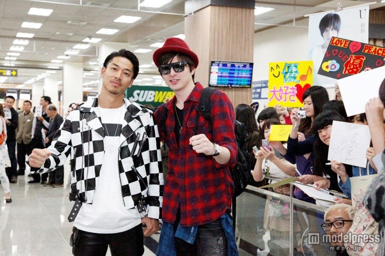 EXILE・AKIRA、熱烈なファンにもみくちゃにされる