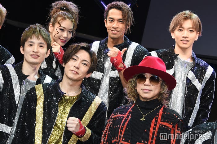 (前列左から)浜中文一、屋良朝幸、m.c.A・T氏(後列左から)suzuyaka、草間リチャード敬太、末武幸紘 (C)モデルプレス
