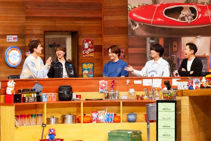 小島健、末澤誠也、藤原丈一郎、大西流星、岡村隆史(C)カンテレ