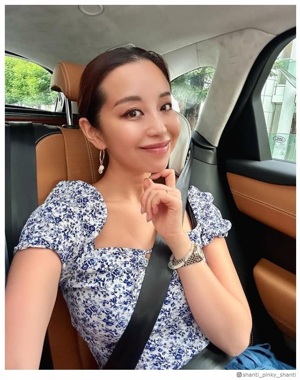 窪塚洋介の妻PINKY、極際スリットから美脚スラリ ベリーダンス衣装姿に絶賛の声「美の塊」「スタイルの良さ際立つ」