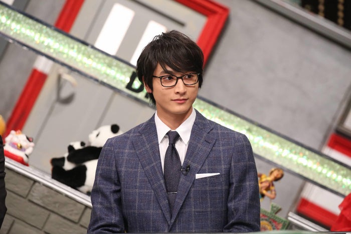 小関裕太 メガネ姿に癒やされる スーツ ネクタイも最高 メガネ男子 モデルプレス