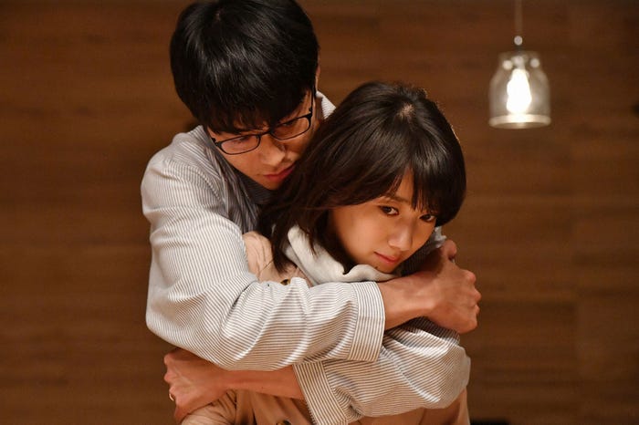 東出昌大、波瑠/「あなたのことはそれほど」第2話より(画像提供:TBS)