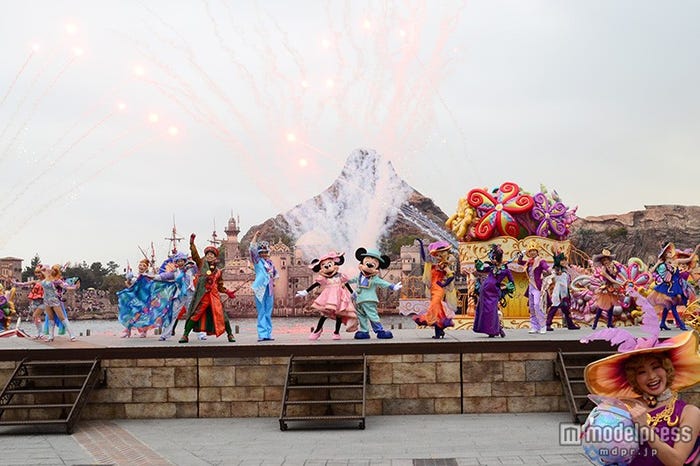 稼動式ステージ(C)モデルプレス