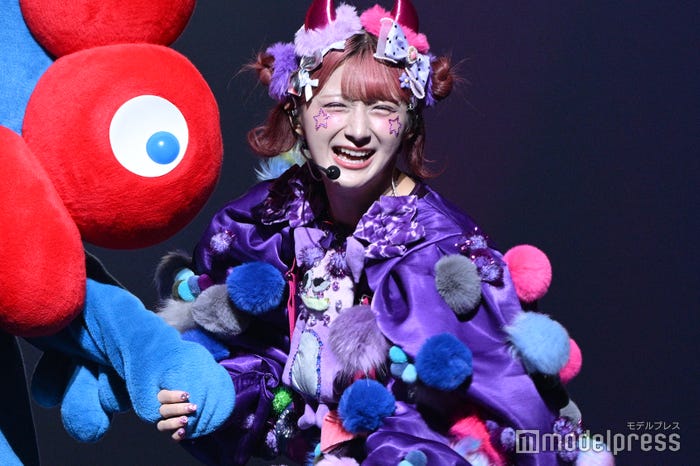 ミャクミャク、しなこ(C)モデルプレス