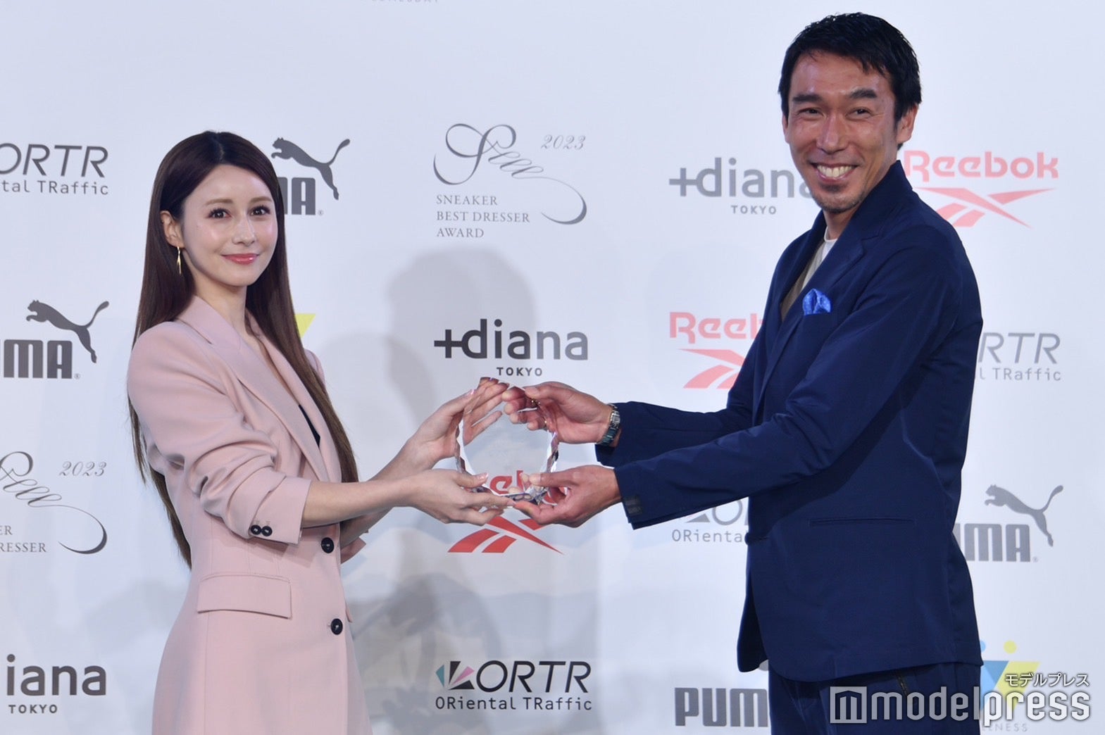 ダレノガレ明美、鈴木努氏 （C）モデルプレス