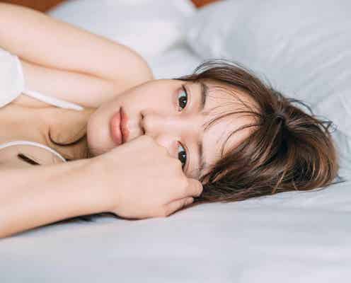 NANAMI、ほぼすっぴんの“添い寝風”カット公開