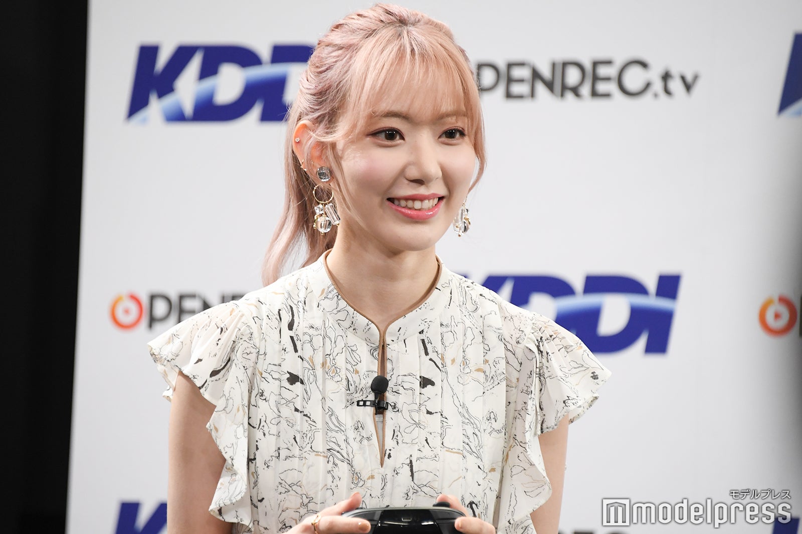 ゲームをする宮脇咲良 （C）モデルプレス