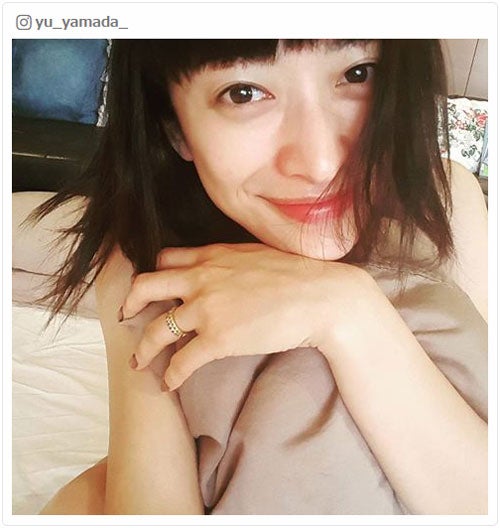 山田優、すっぴん？SEXY寝起きショットに反響「朝から刺激的」