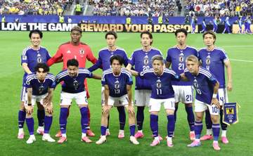 うわっ、W杯日本戦に大物芸人おる！「全身金色タイツ」の強烈姿でスタンドに ネット騒然「TVで抜かれそうw」「試合が入ってこないw」「よく入国できたなw」「国際映像に！」