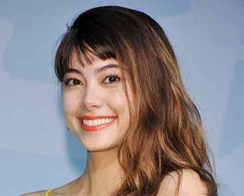森星、SEXYミニドレスで美脚披露