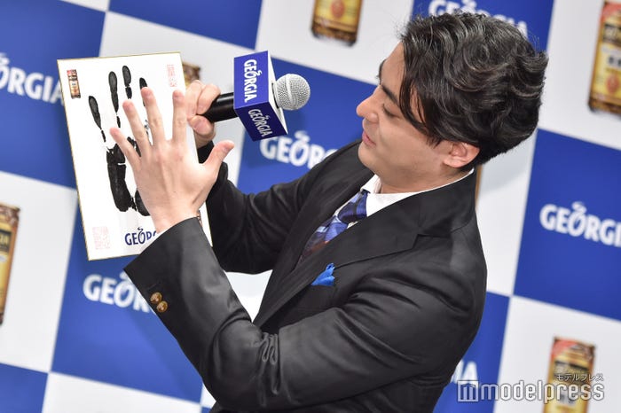 大関・栃ノ心と手の大きさを合わせる山田孝之 (C)モデルプレス