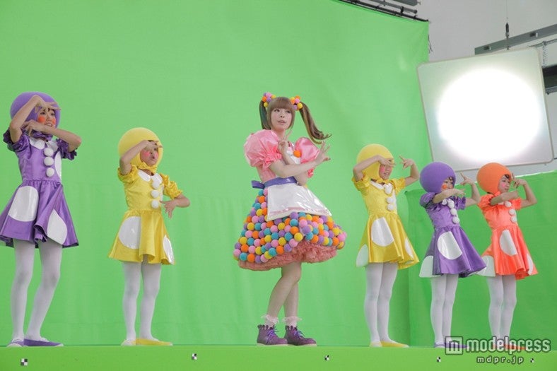 きゃりーぱみゅぱみゅ（中央）とキッズダンサー／新「み」（30秒）編メイキング