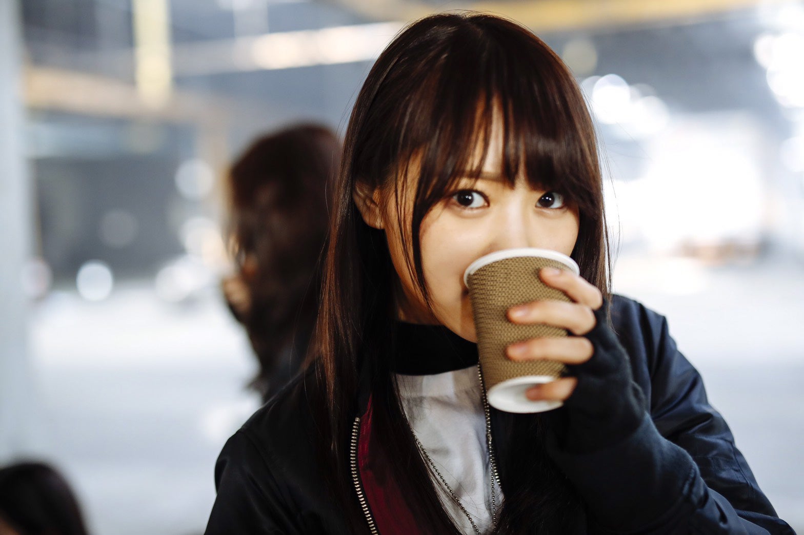 撮影の合間にほっと一息つくキャプテン菅井友香（提供写真）