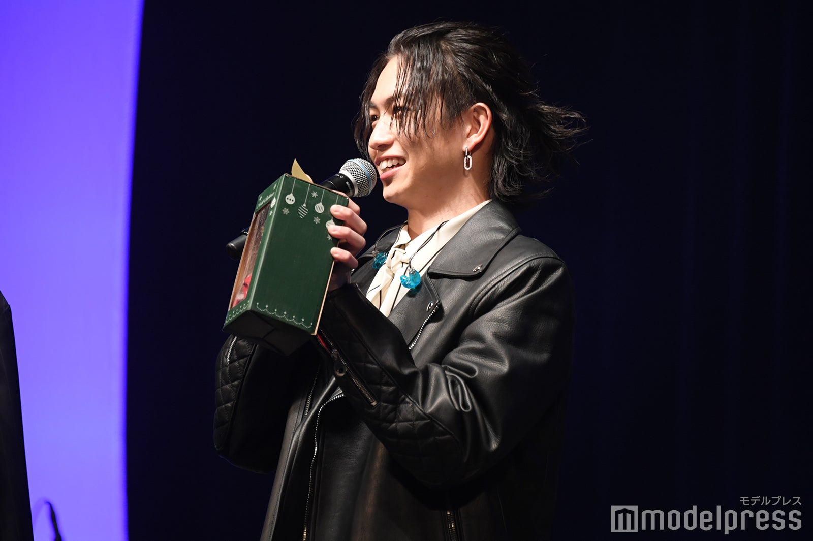 樋口幸平に似ているサンタの置物をプレゼントに選んだ綱啓永（C）モデルプレス