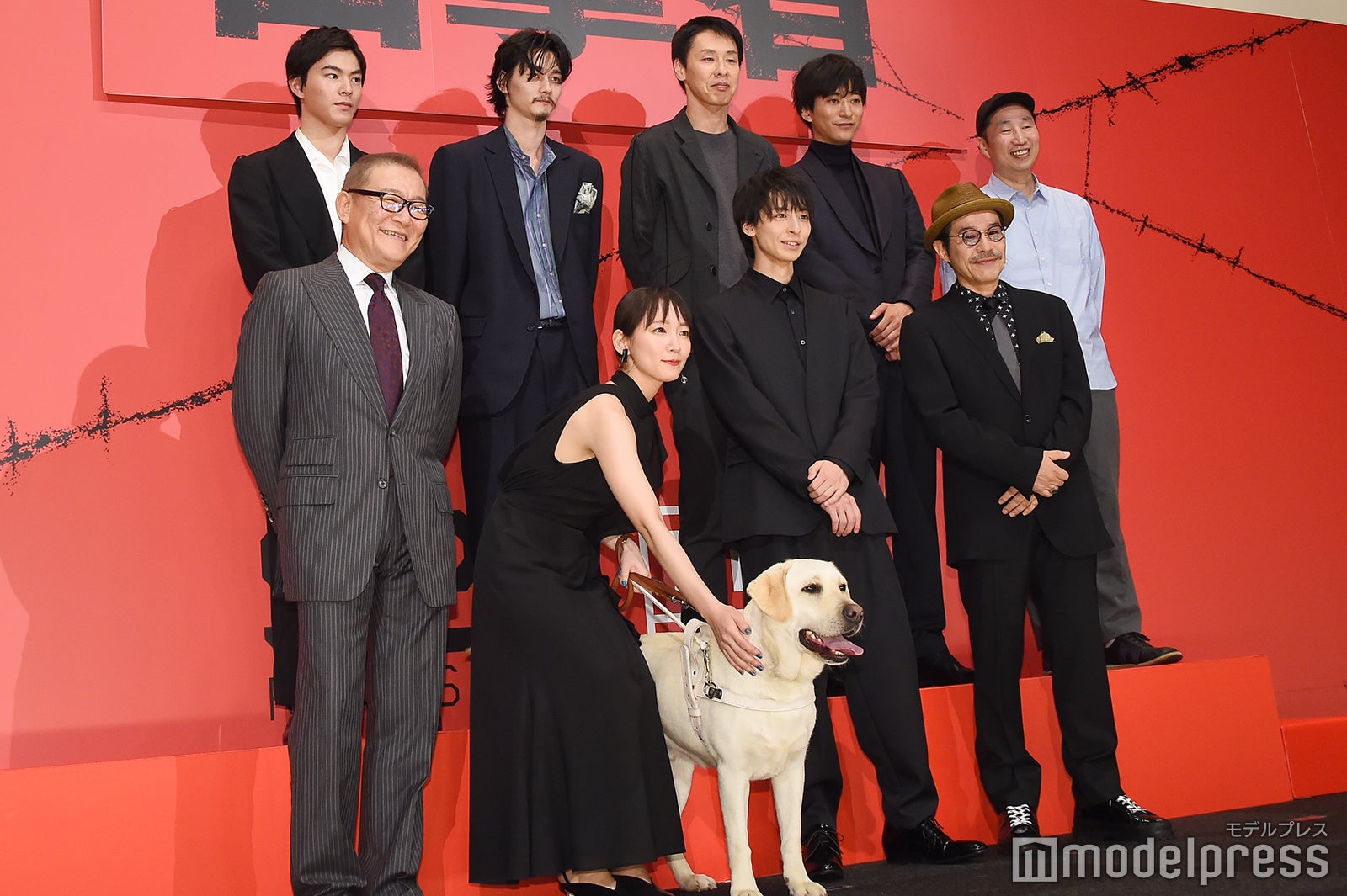 （前列左から）國村隼、吉岡里帆、パル（犬）、高杉真宙、田口トモロヲ（後列左から）松大航也、栁俊太郎、大倉孝二、浅香航大、森淳一監督（C）モデルプレス