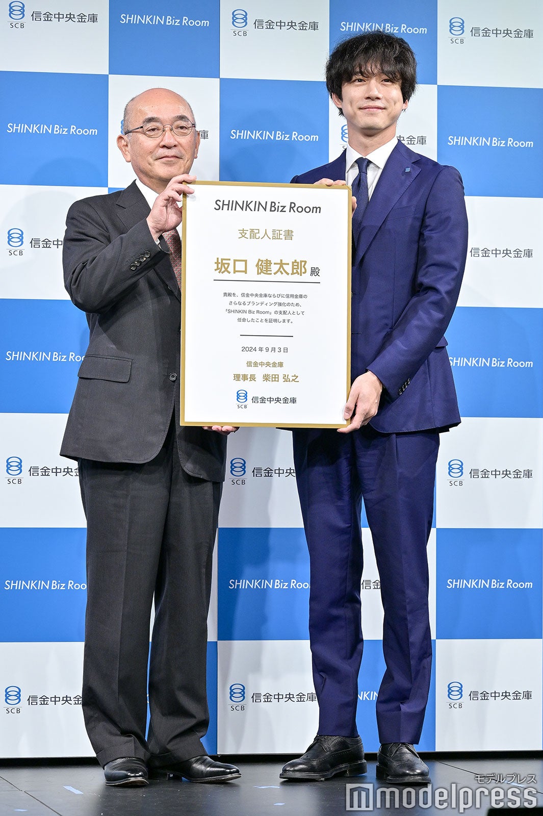 （右）坂口健太郎（C）モデルプレス