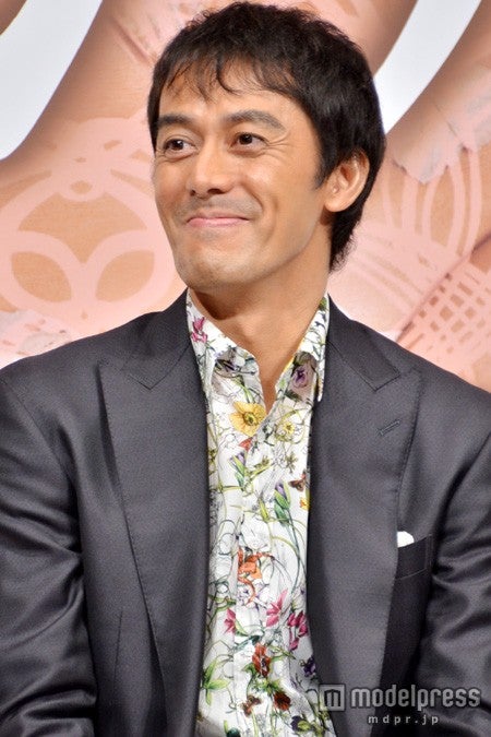 映画「つやのよる」完成会見に登場した阿部寛