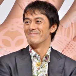 映画「つやのよる」完成会見に登場した阿部寛