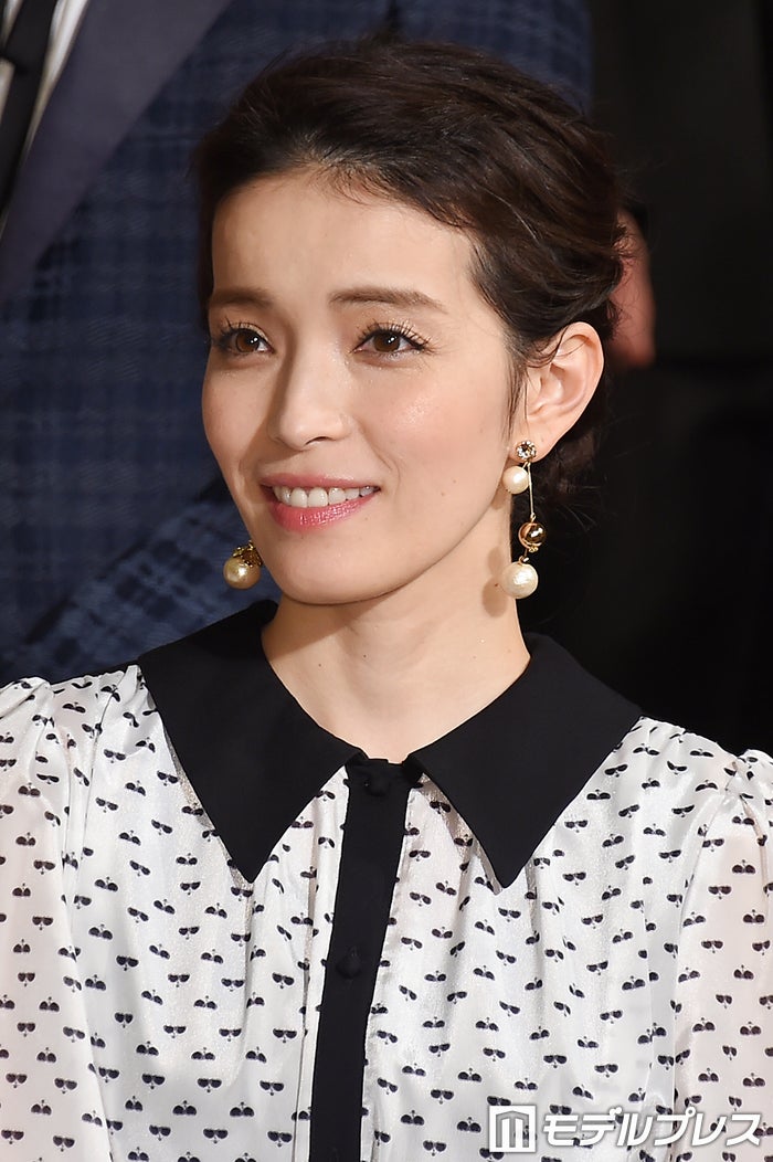 知念里奈、観劇に訪れた「95歳になるおばあちゃん」とのハグショット公開「お祖母様オシャレ」「素敵なお写真」と反響