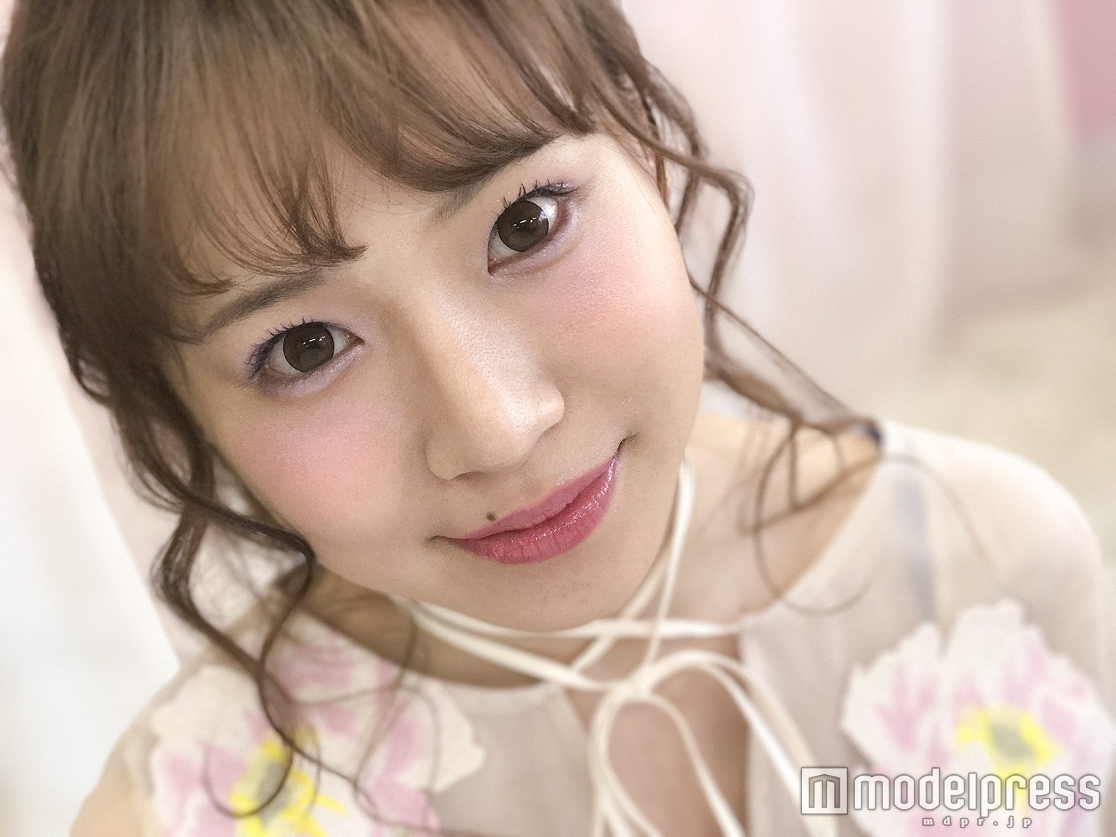 1本で小顔メイクが完成（C）モデルプレス