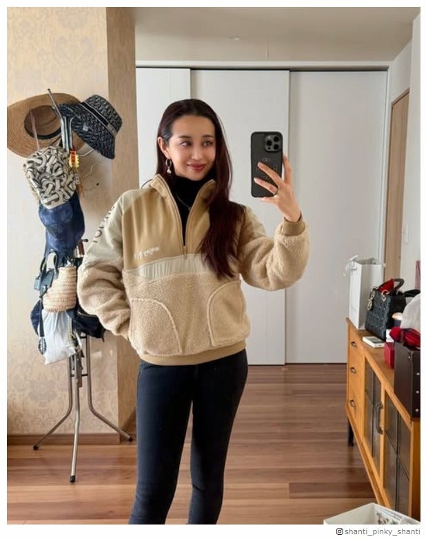 窪塚洋介の妻PINKY、美背中披露 アロママッサージ中の写真に反響「セクシー」「肌綺麗」の声