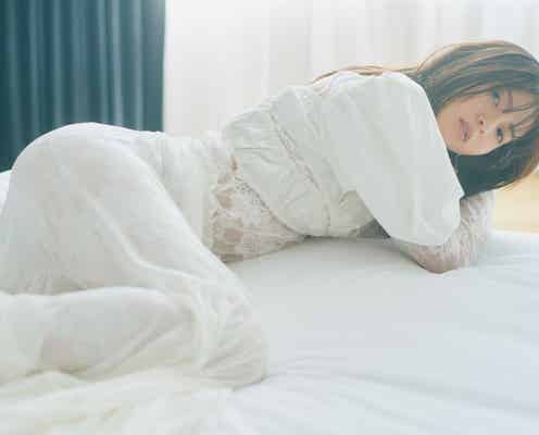 齋藤飛鳥、透け白ドレスでベッドに横たわる 乃木坂46卒コン直前ラスト配信特典ポスター解禁<ミュージアム>