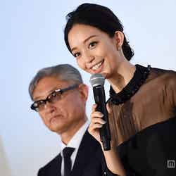 松島花（右）、映画デビュー作で堤幸彦監督（左）から洗礼？【モデルプレス】