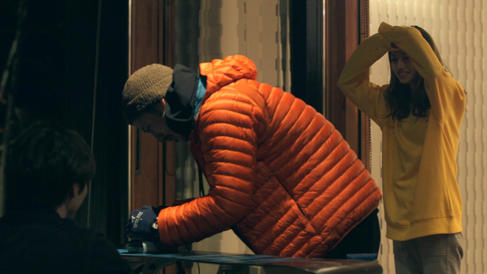 ボードにワックスをかける貴之と後ろから覗く安未「TERRACE HOUSE OPENING NEW DOORS」4th WEEK（C）フジテレビ／イースト・エンタテインメント