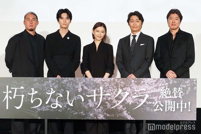 (左から)原廣利監督、萩原利久、杉咲花、安田顕、豊原功補(C)モデルプレス