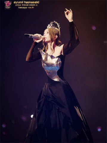 浜崎あゆみ、「幻想的で美しくて切ない」アジアツアーのLIVEショットを