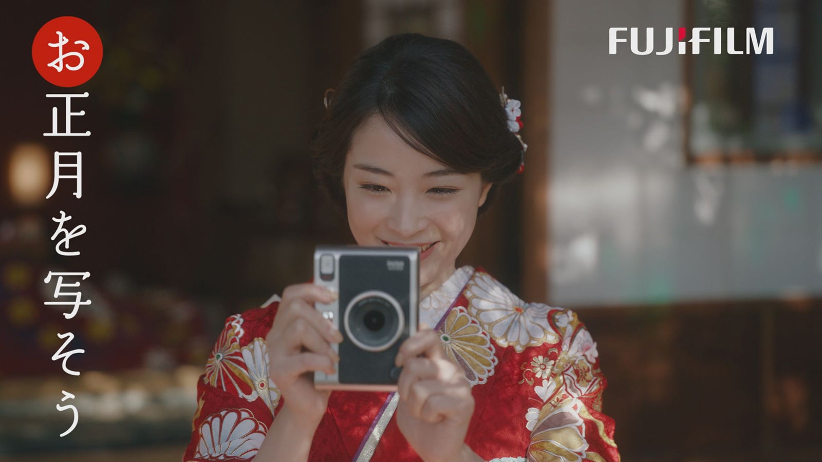 広瀬すず／「お正月を写そう 2022 チェキ・エモい写真」篇より（提供写真）