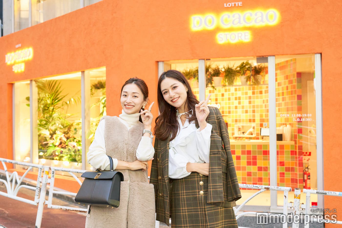 (左から)吉田理紗さん、石井里奈さん(C)モデルプレス