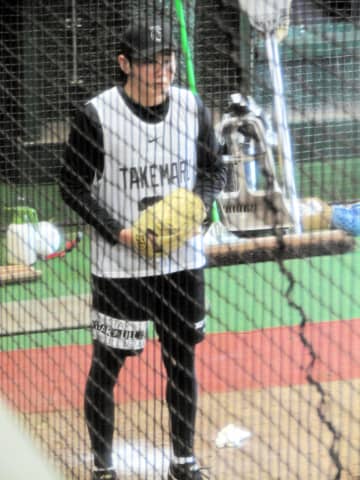 巨人 ドラフト1位の竹丸が初プルペン キレのいいボールを投げ込み潜在能力の高さうかがわせる 中腰の捕手に向かって28球