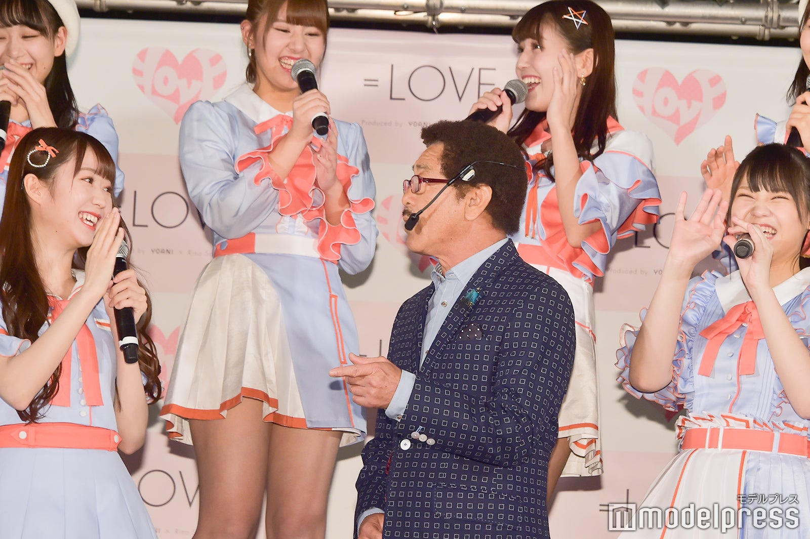 新曲の歌詞を指摘する具志堅用高と否定する＝LOVEメンバー ＝LOVE（C）モデルプレス