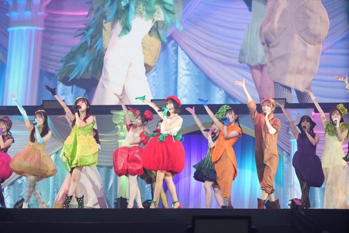 野菜シスターズ「古参も新規も⼤集合︕なんでもありのAKBでっせスペシャル」(C)AKB48