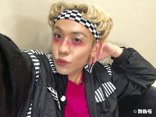 りゅうちぇるの自撮り/取材中の映像より(C)MBS