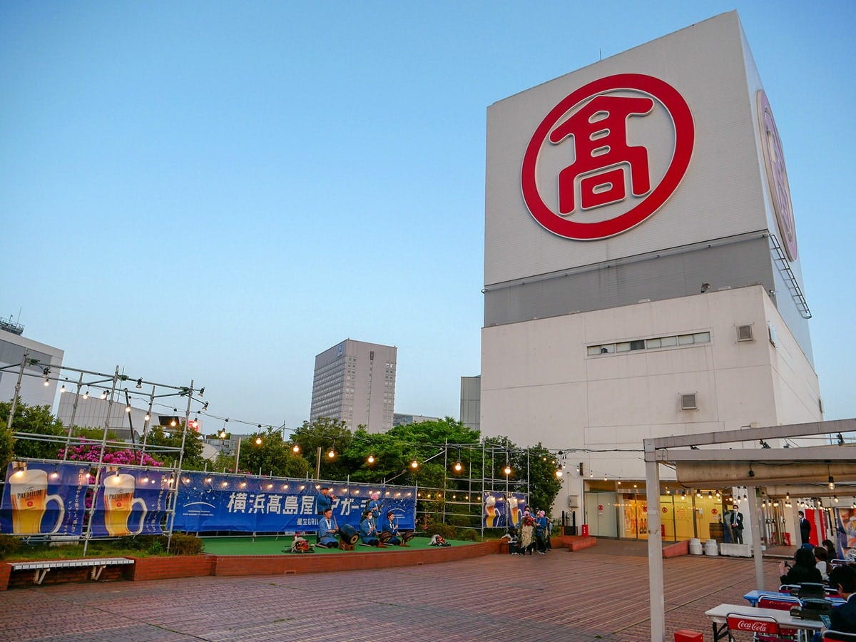 横浜駅直結のロケーションが魅力の「横浜高島屋ビアガーデン 星空GRILL」（筆者撮影）