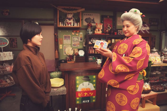 伊原六花、天海祐希(C)2024映画「ふしぎ駄菓子屋 銭天堂」製作委員会