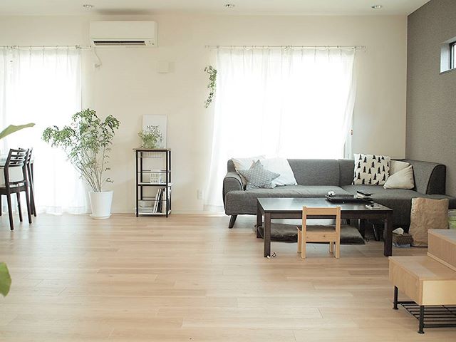 ミディアムブラウンの床に合うインテリア 統一感のある 相性の良い色の家具って モデルプレス