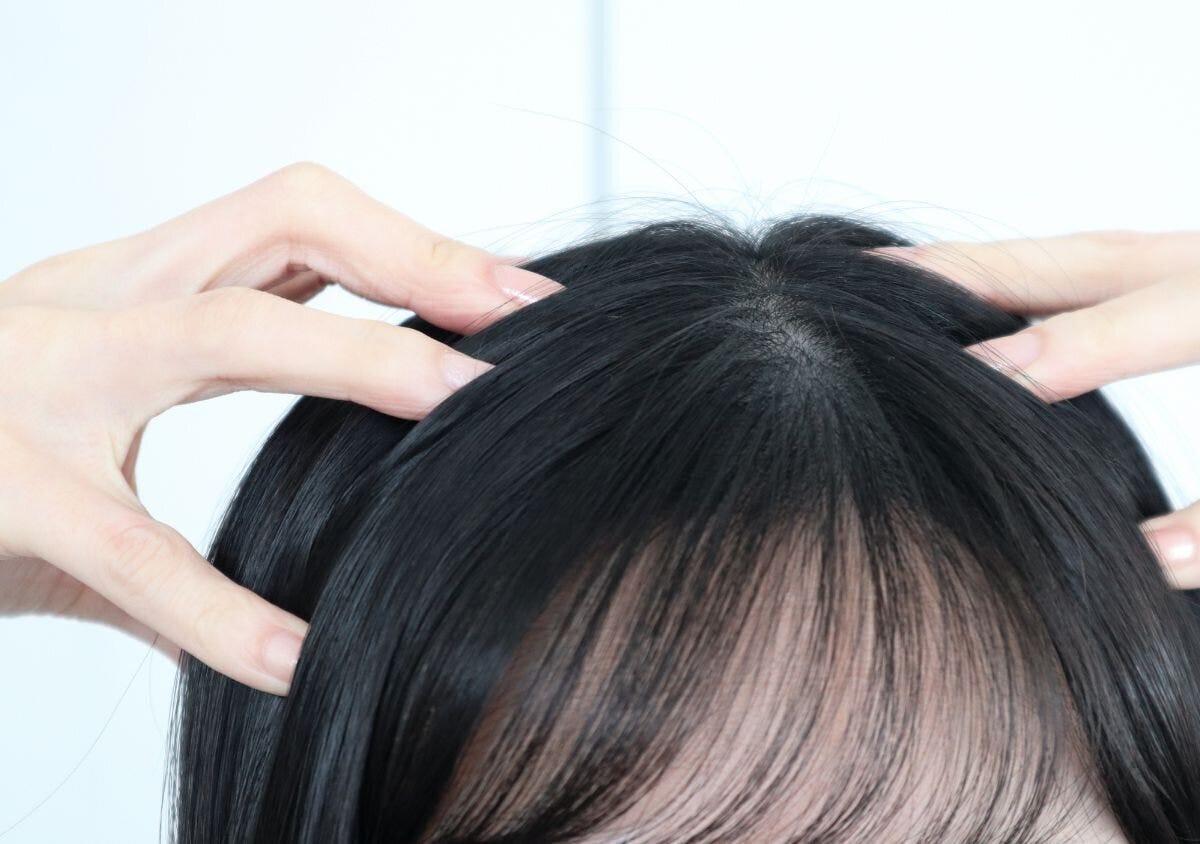 シャンプーをしっかり泡立てて頭皮を洗う