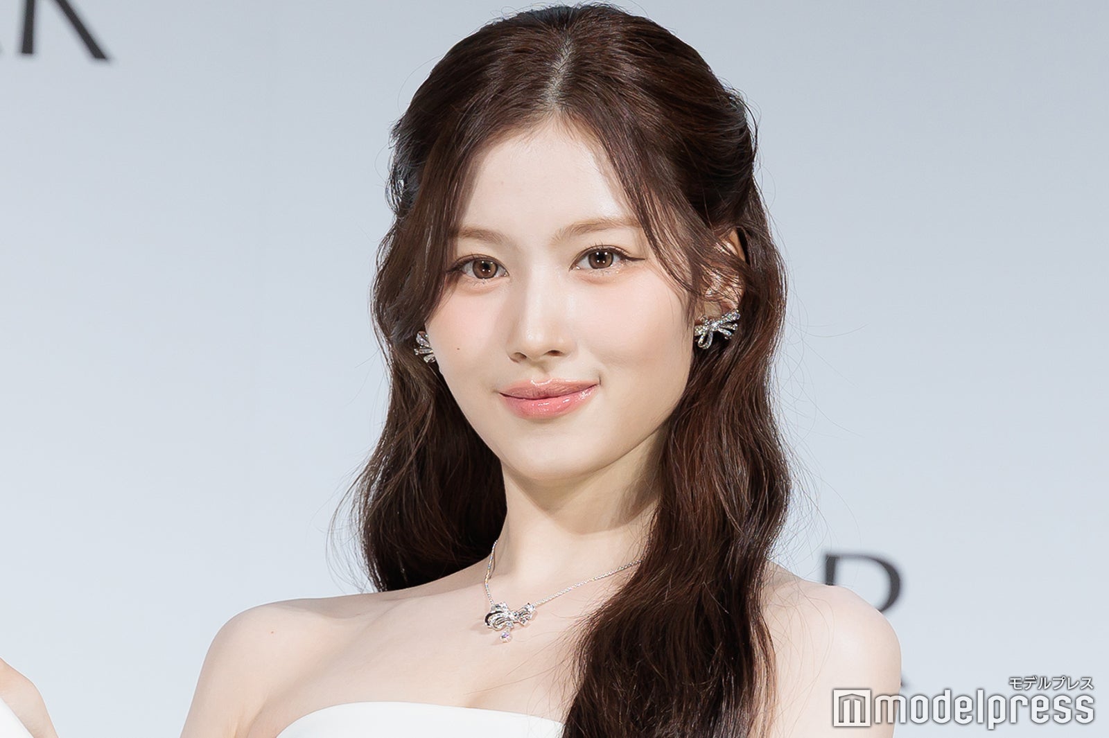 TWICEサナ、美デコルテ＆美脚輝くミニ丈ドレスで登場 ハマっている“食べ物”も告白