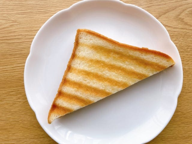 パンは薄切りで食べやすいです◎