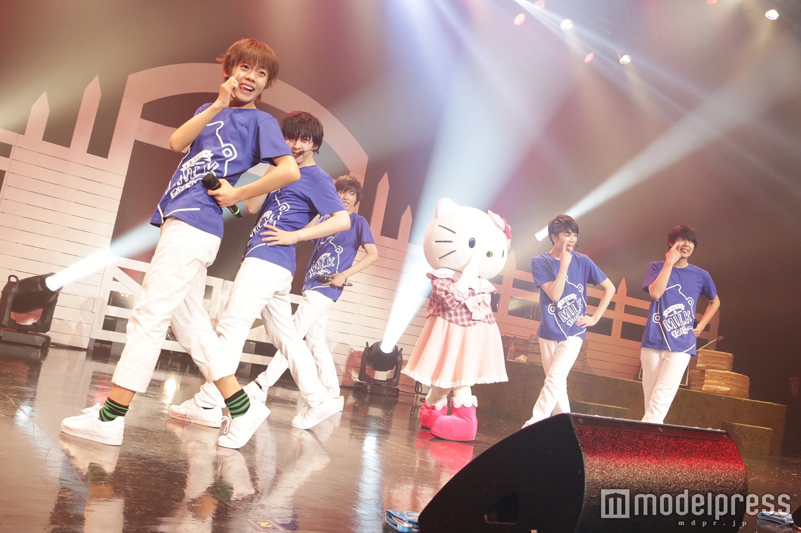 M!LKとハローキティ（C）’76，’09，’16 SANRIO APPROVAL No.P0805051（画像提供：株式会社SDR）