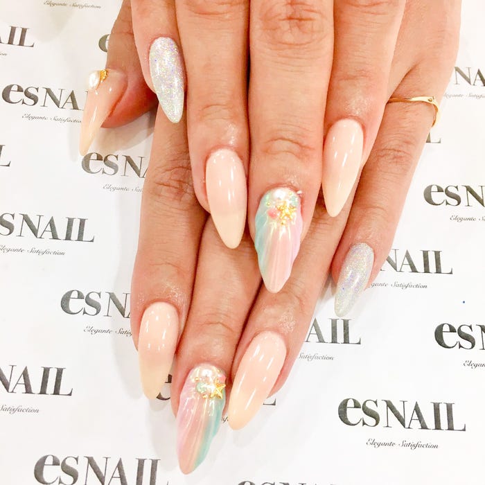 人魚姫のようなマーメイドネイル/画像提供:esNAIL