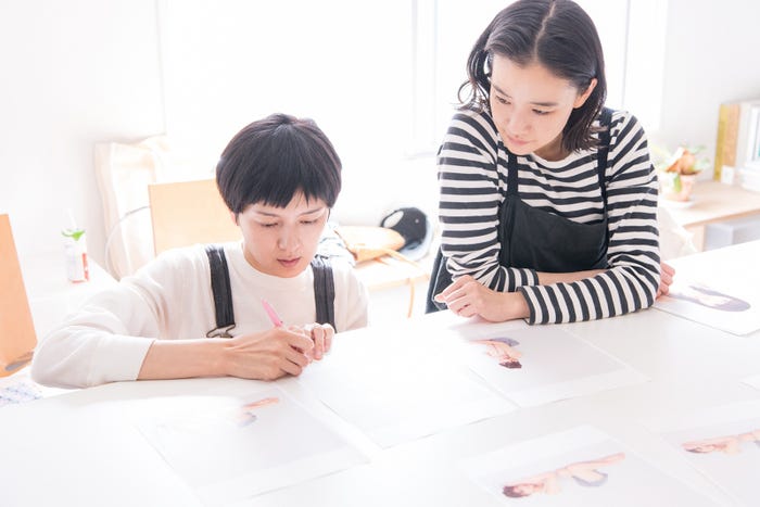 写真セレクト中の蒼井優(右)と菊池亜希子(左)(撮影/齊藤晴香)